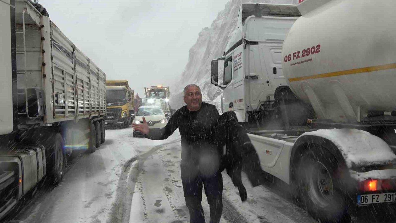 Zigana Geçidi kara teslim oldu, araçlar yolda kaldı