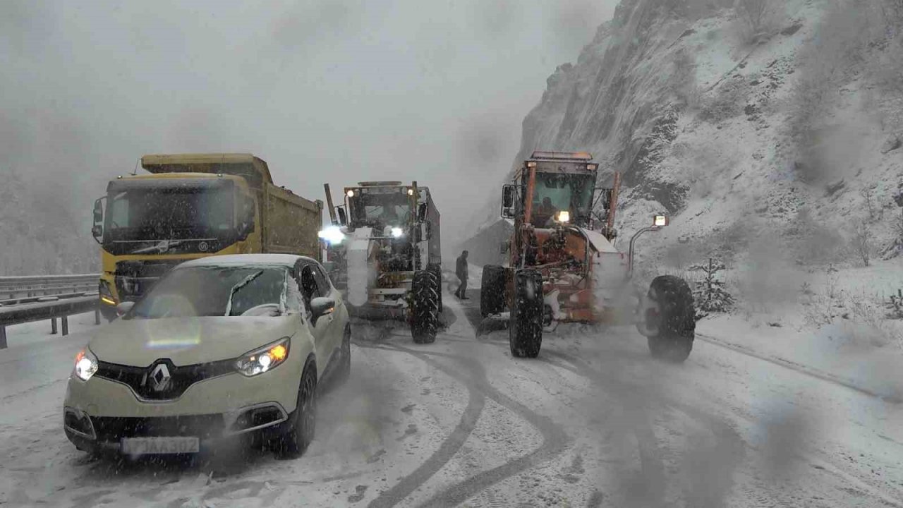 Zigana Geçidi kara teslim oldu, araçlar yolda kaldı