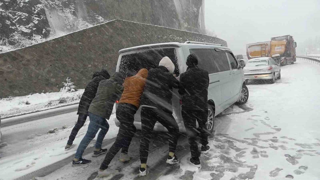 Zigana Geçidi kara teslim oldu, araçlar yolda kaldı