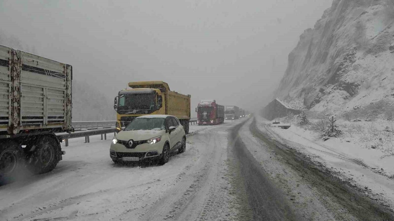 Zigana Geçidi kara teslim oldu, araçlar yolda kaldı