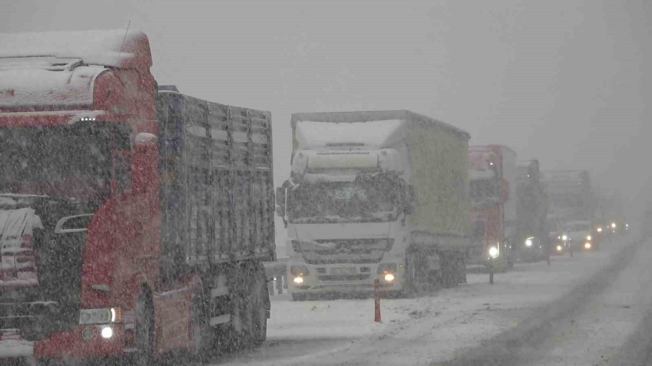 Zigana Geçidi kara teslim oldu, araçlar yolda kaldı