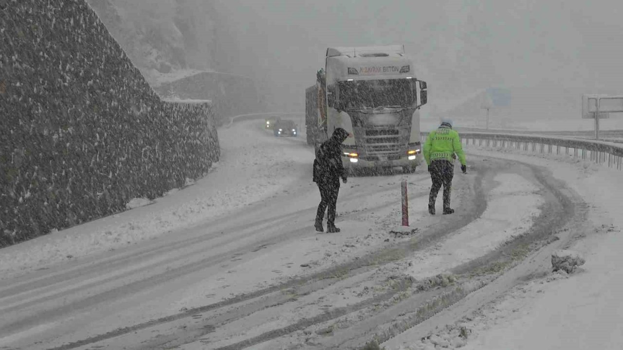 Zigana Geçidi kara teslim oldu, araçlar yolda kaldı