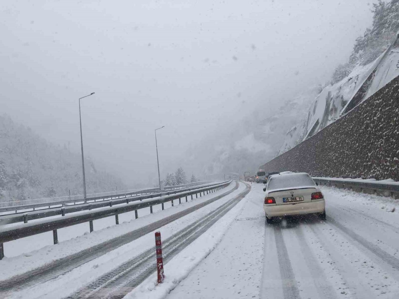 Zigana Geçidi kara teslim oldu, araçlar yolda kaldı