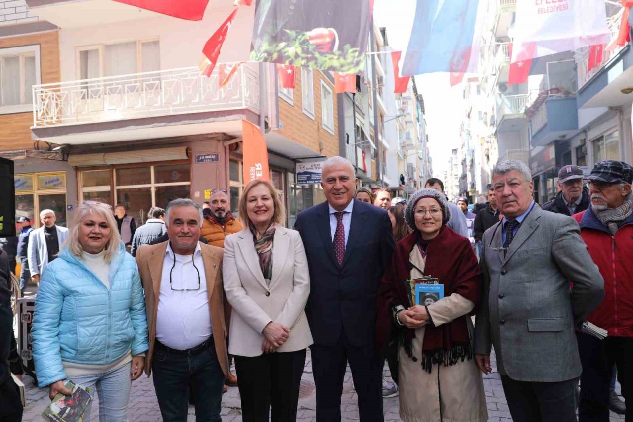 Efeler’de 11’inci Kitap Kafe açıldı