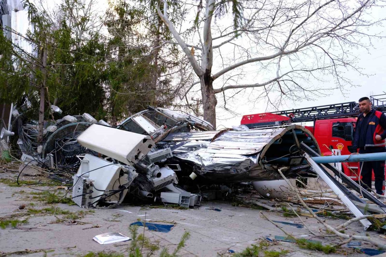 Erzincan’da fırtına minareyi devirdi, çatıları uçurdu