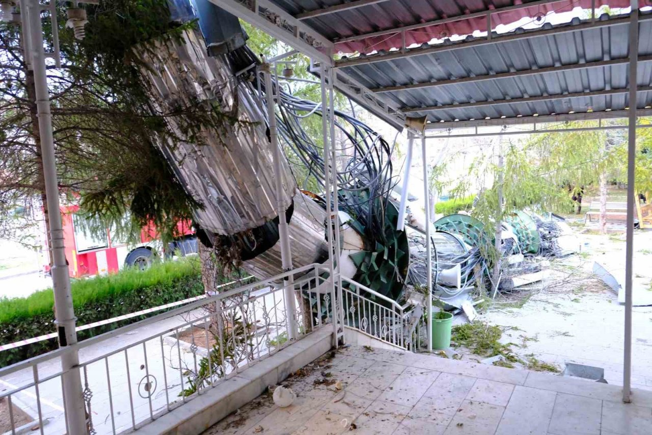 Erzincan’da fırtına minareyi devirdi, çatıları uçurdu