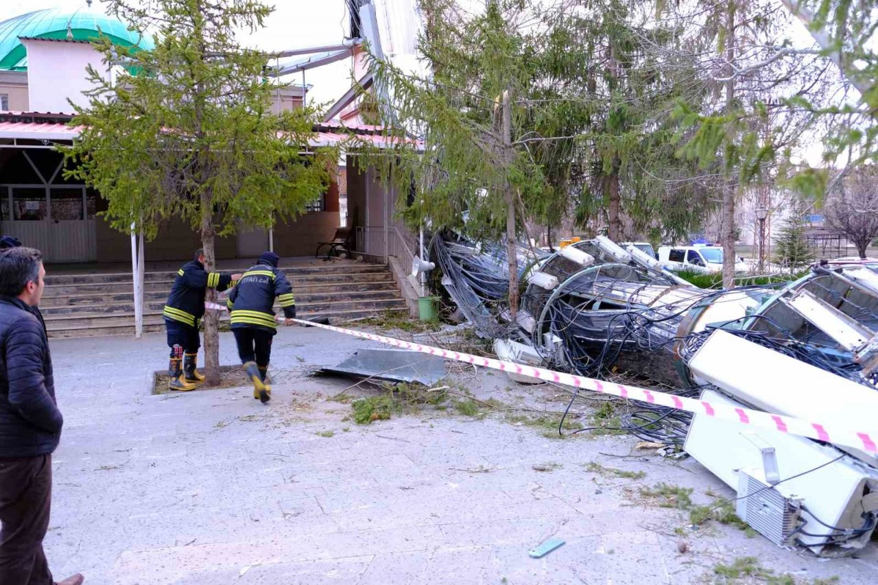 Erzincan’da fırtına minareyi devirdi, çatıları uçurdu