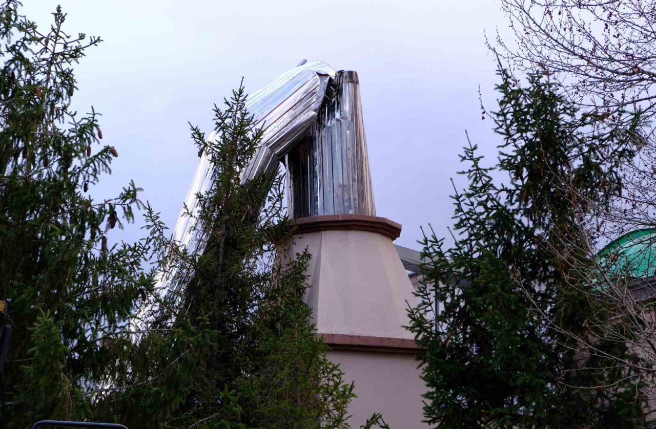 Erzincan’da fırtına minareyi devirdi, çatıları uçurdu