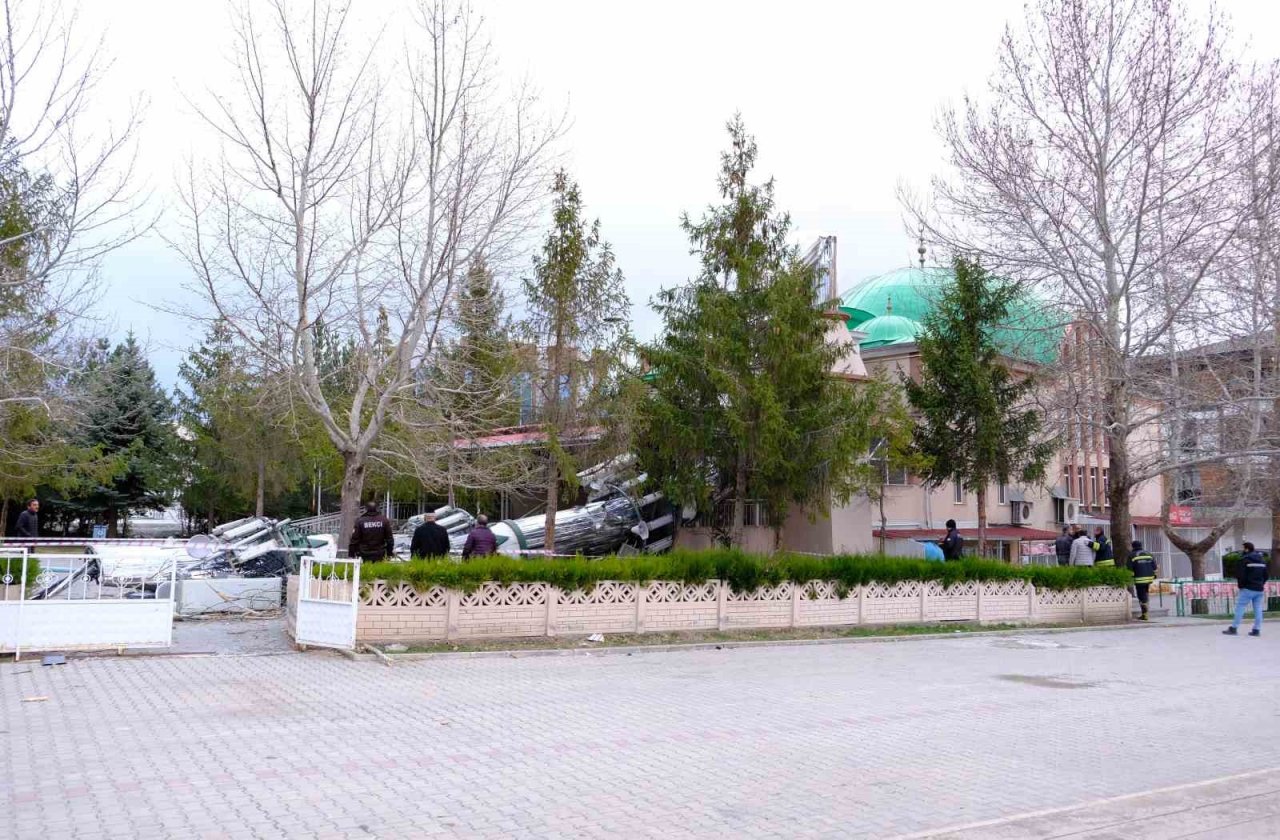 Erzincan’da fırtına minareyi devirdi, çatıları uçurdu