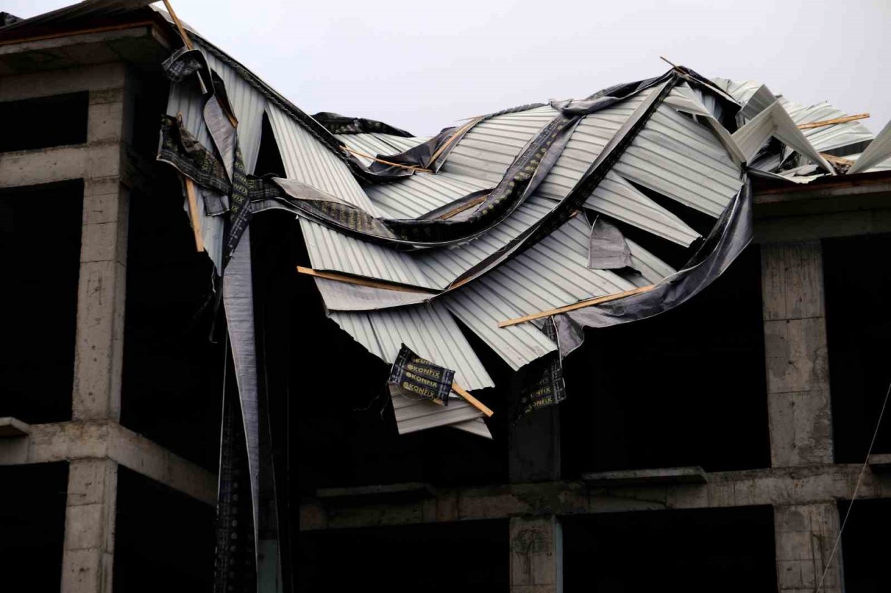 Erzincan’da fırtına minareyi devirdi, çatıları uçurdu