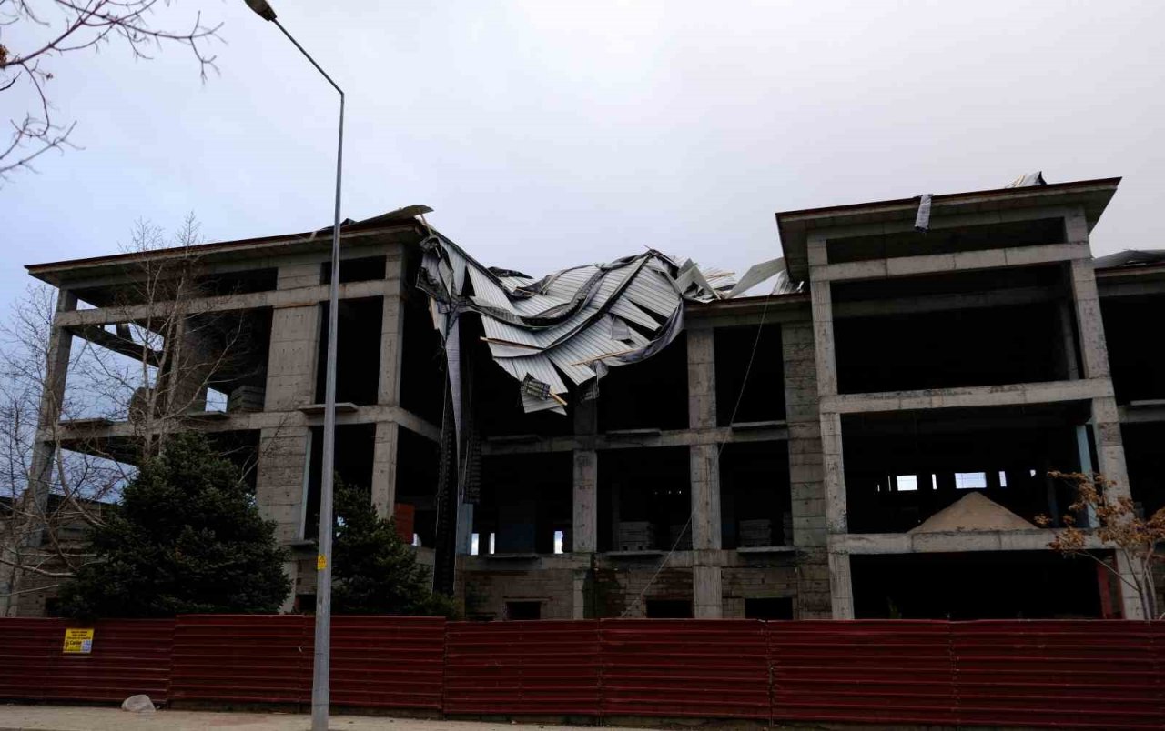 Erzincan’da fırtına minareyi devirdi, çatıları uçurdu