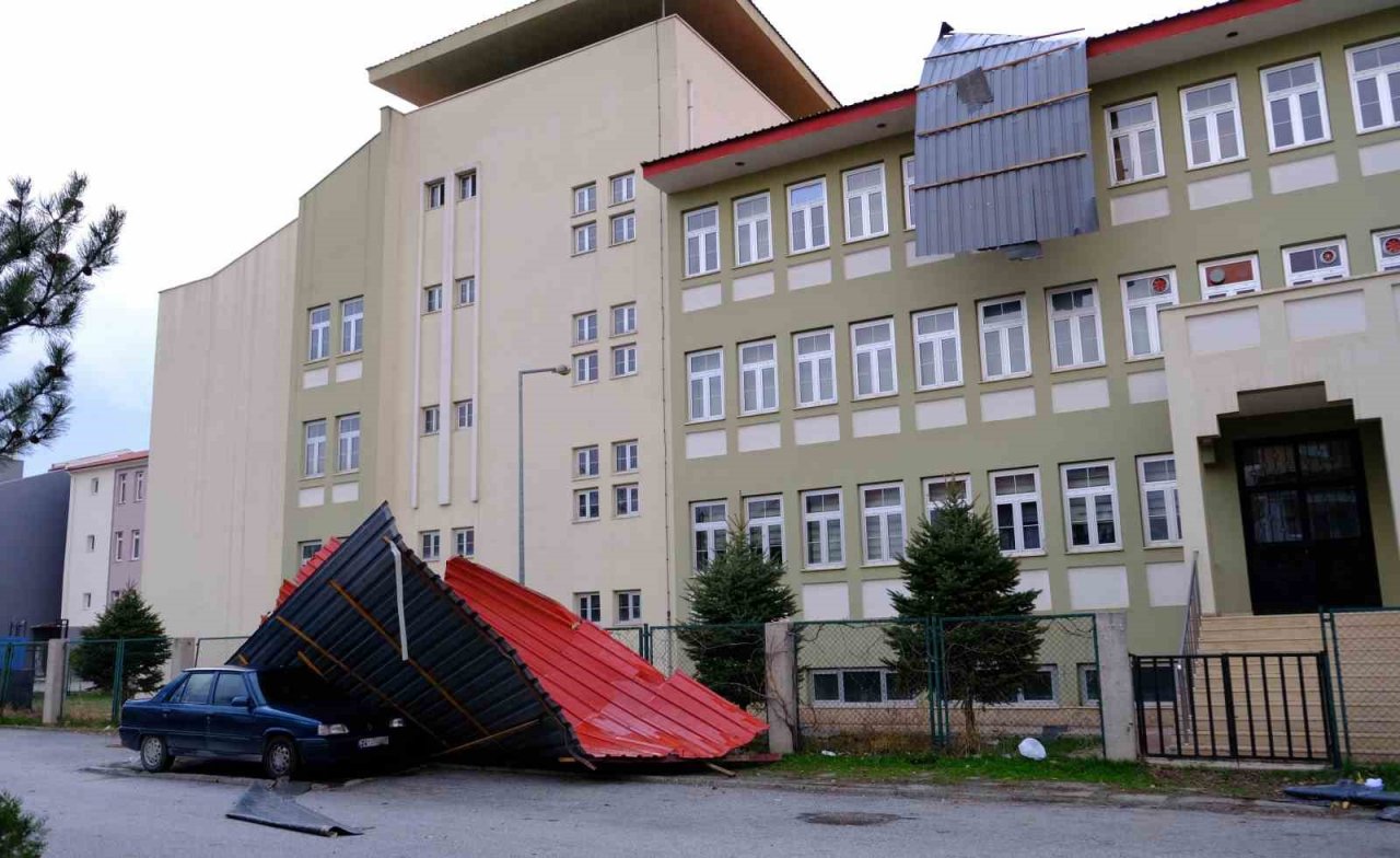 Erzincan’da fırtına minareyi devirdi, çatıları uçurdu