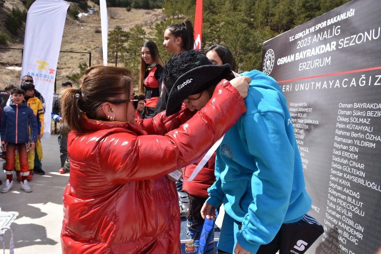 Geleceğin yıldız kayakçıları Analig’de yarıştı