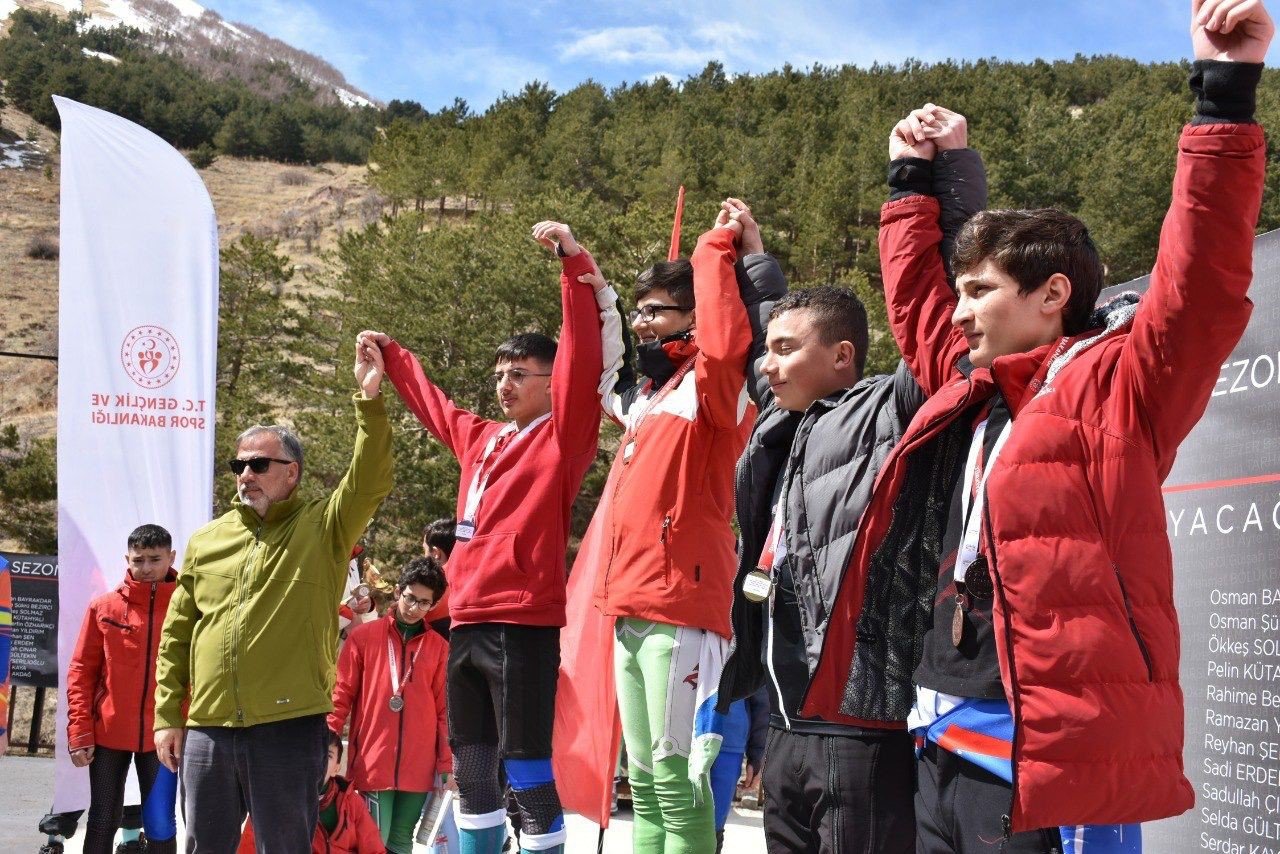 Geleceğin yıldız kayakçıları Analig’de yarıştı