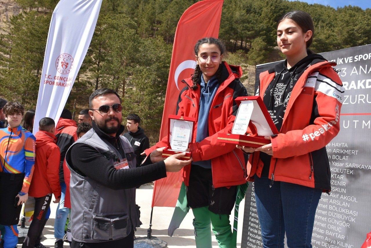 Geleceğin yıldız kayakçıları Analig’de yarıştı