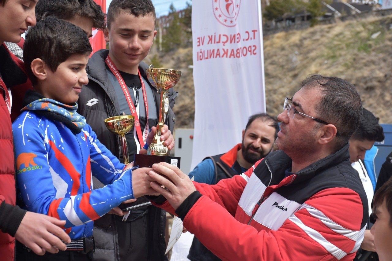 Geleceğin yıldız kayakçıları Analig’de yarıştı