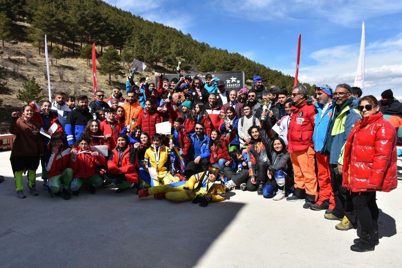 Geleceğin yıldız kayakçıları Analig’de yarıştı