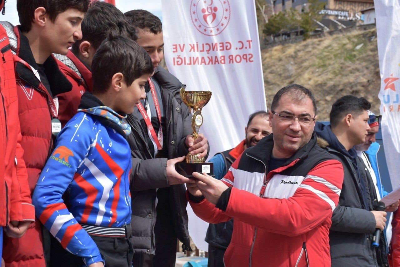 Geleceğin yıldız kayakçıları Analig’de yarıştı