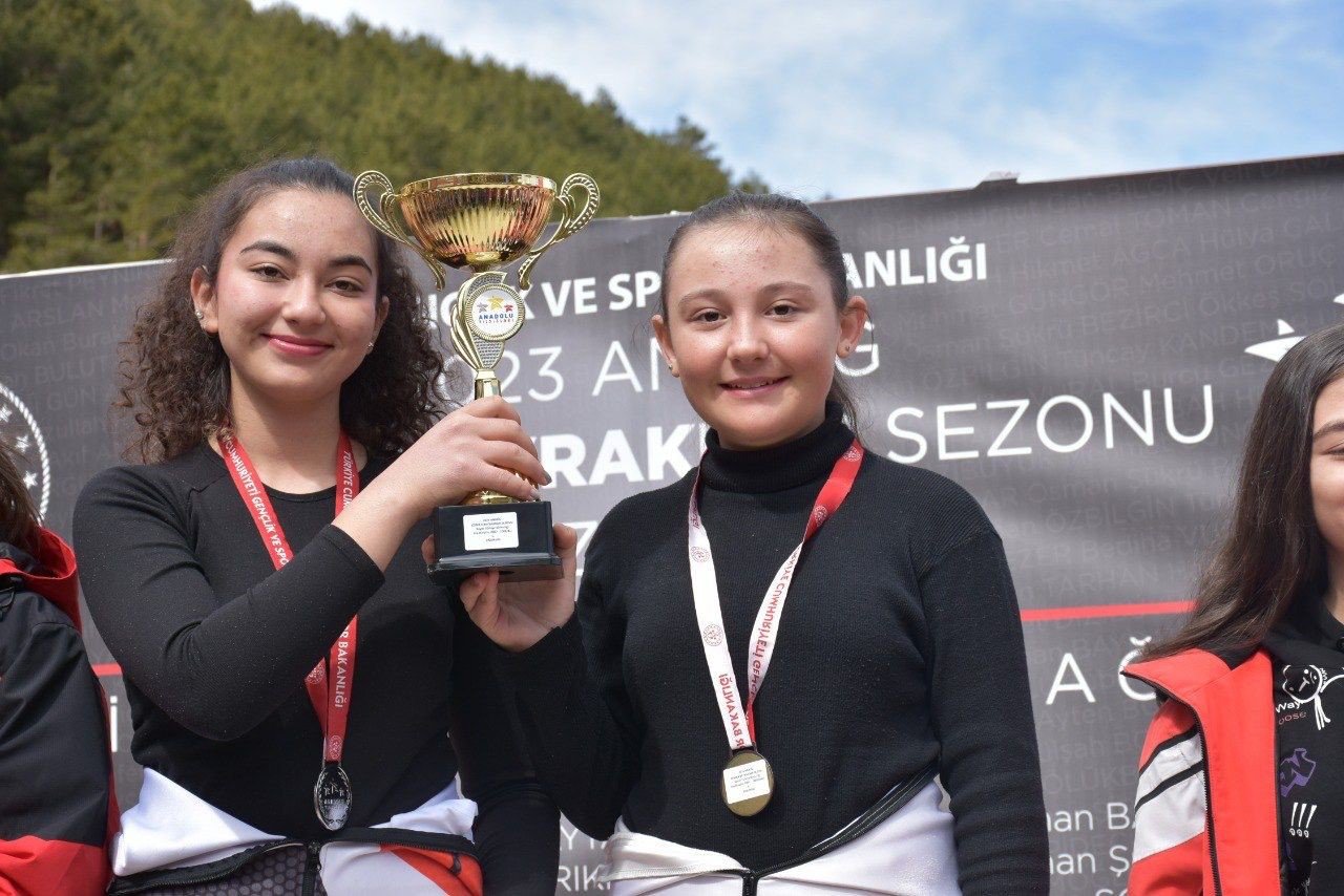 Geleceğin yıldız kayakçıları Analig’de yarıştı