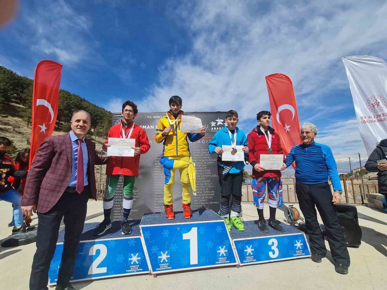 Geleceğin yıldız kayakçıları Analig’de yarıştı