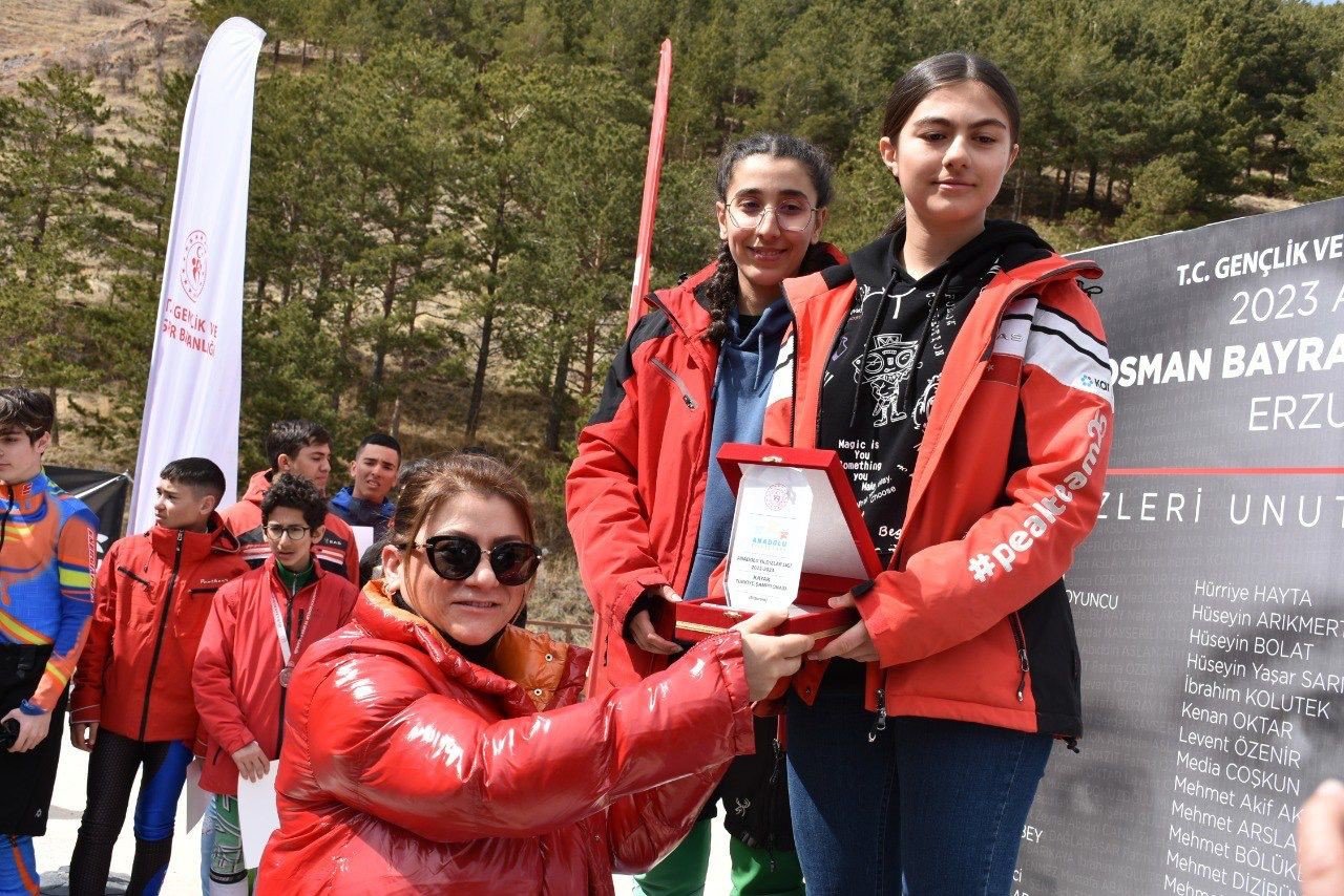 Geleceğin yıldız kayakçıları Analig’de yarıştı