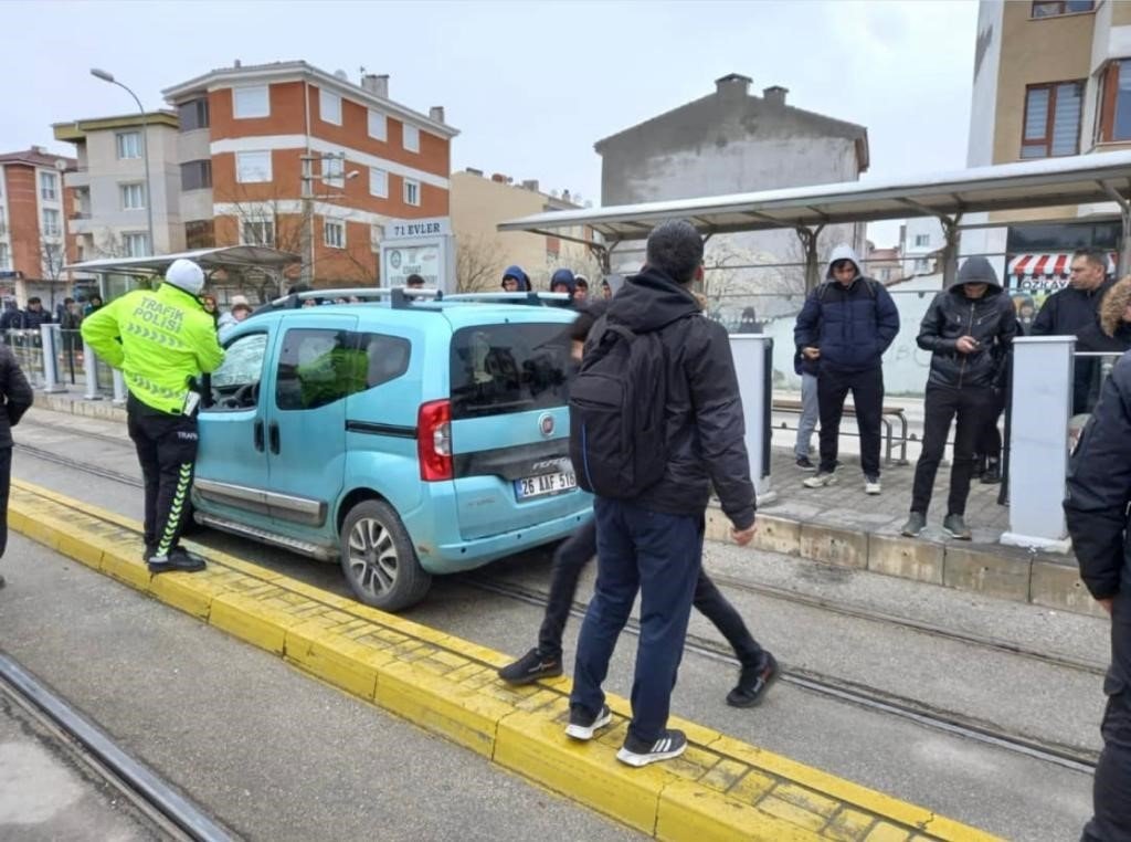 Tramvay yolundan giden aracın çarptığı 17 yaşındaki Kader hayatını kaybetti