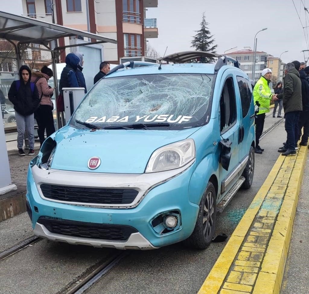 Tramvay yolundan giden aracın çarptığı 17 yaşındaki Kader hayatını kaybetti