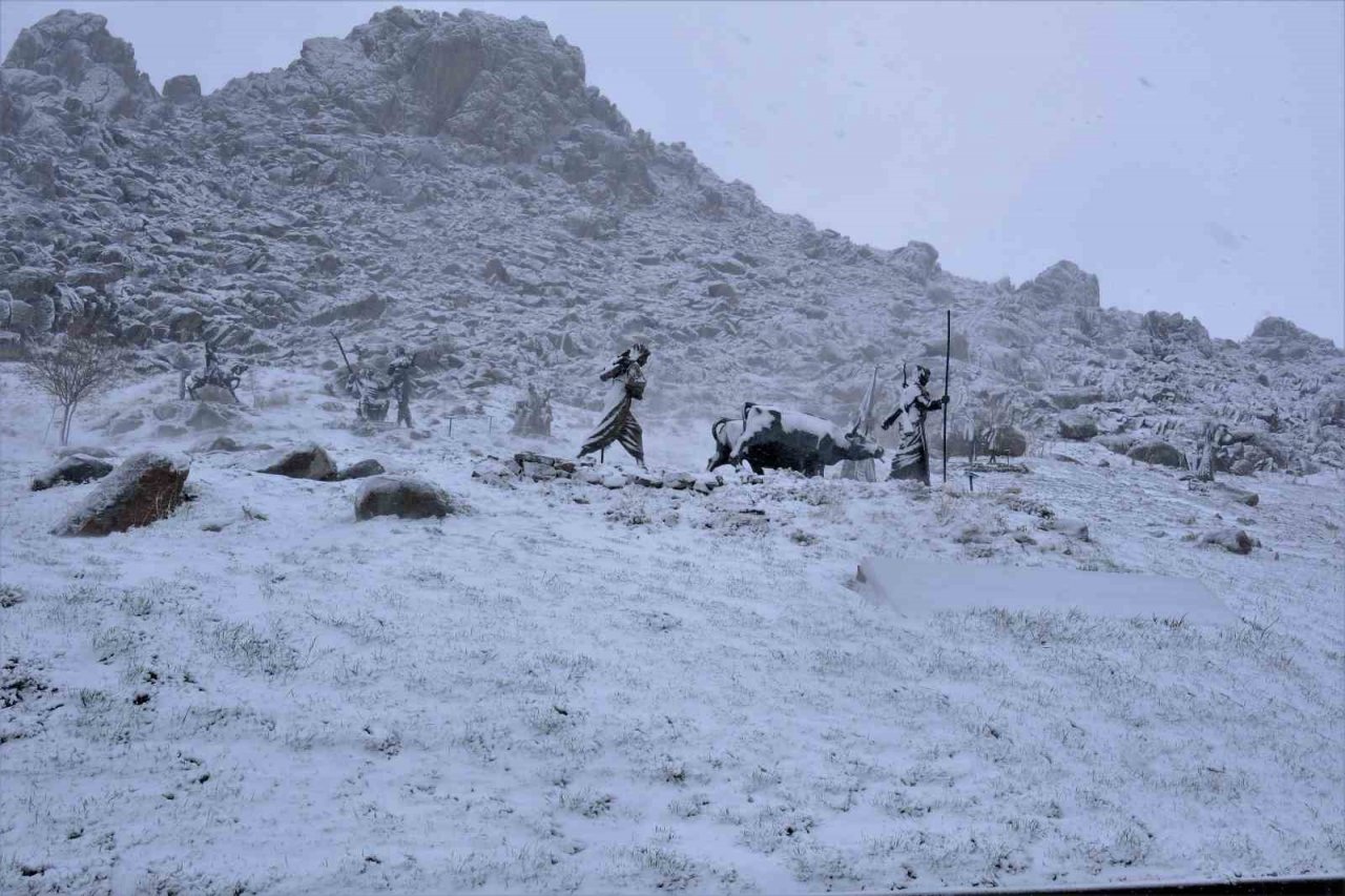 Sivrihisar ilçesinde kartpostallık kar manzaraları