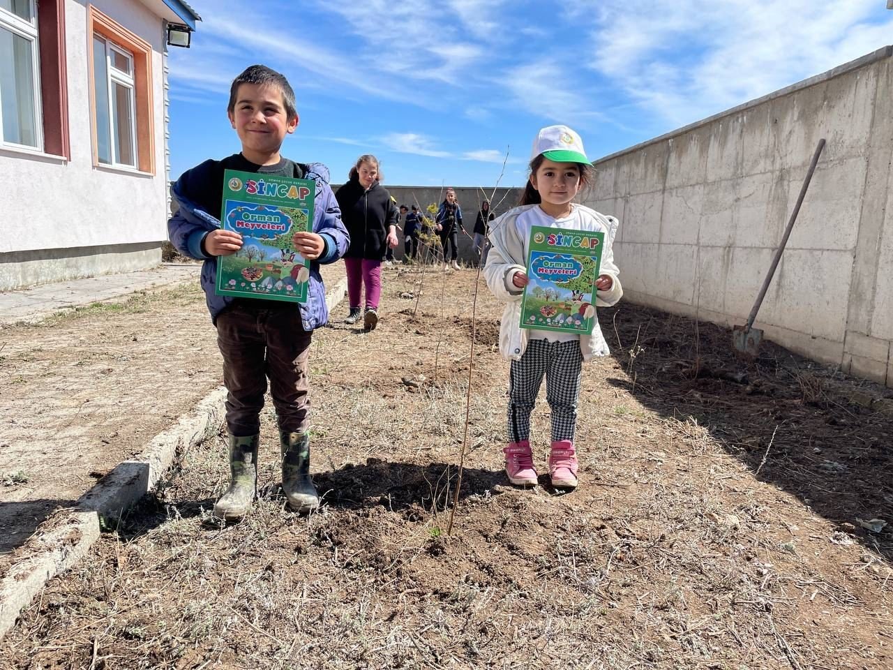 Minik öğrenciler fidanları toprakla buluşturdu
