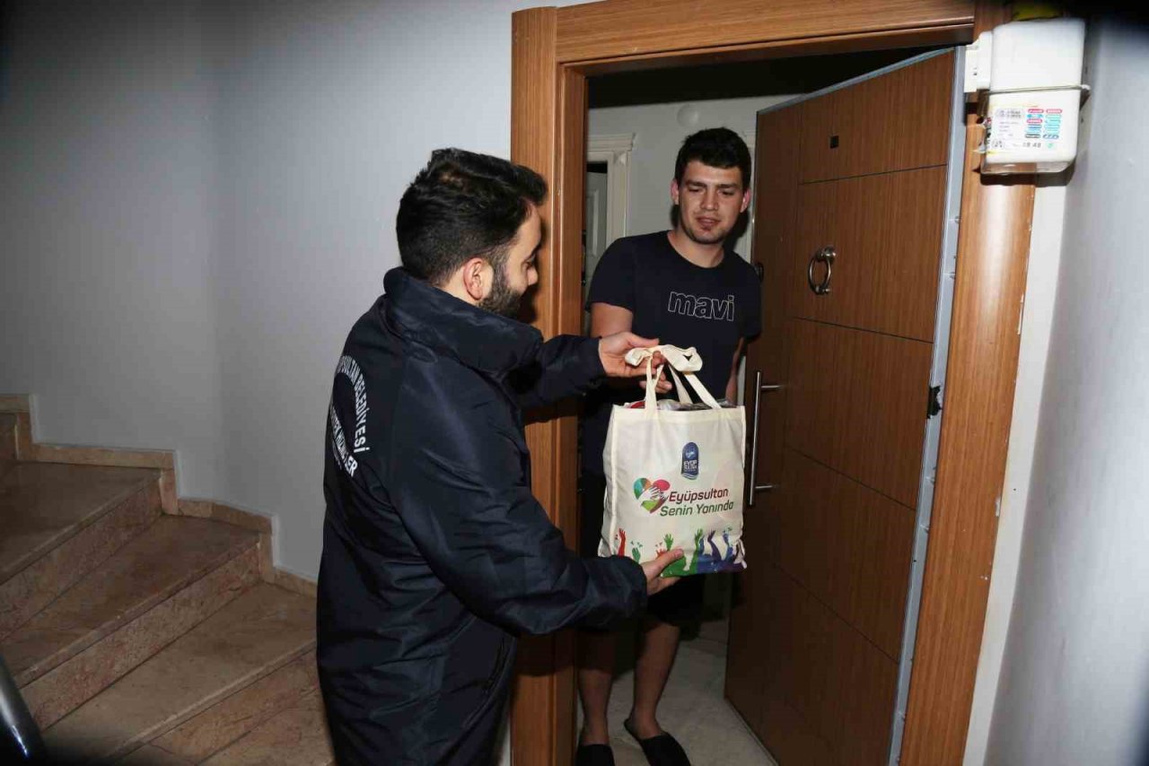 Eyüpsultan’da üniversite öğrencilerine destek paketi