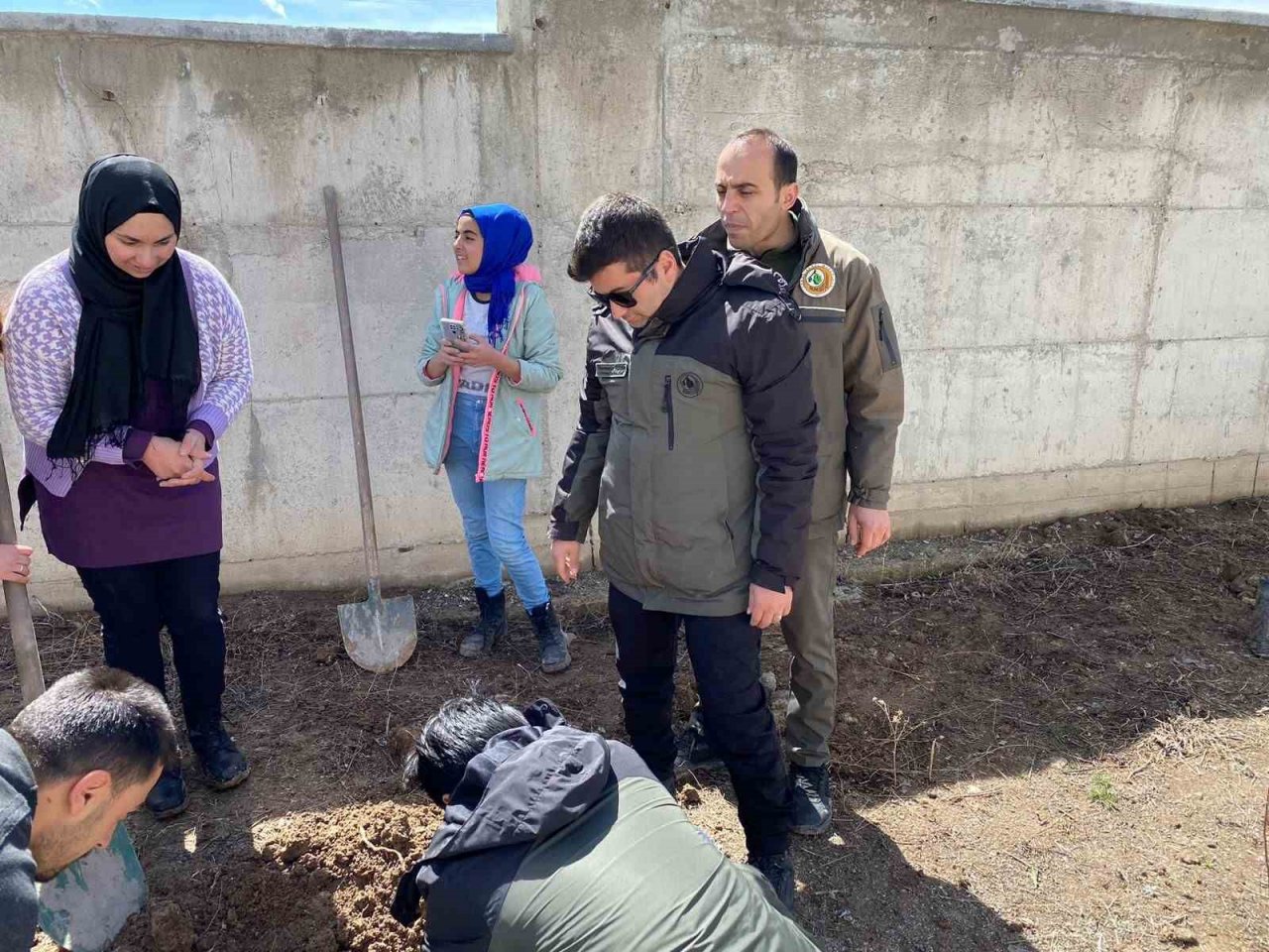 Minik öğrenciler fidanları toprakla buluşturdu