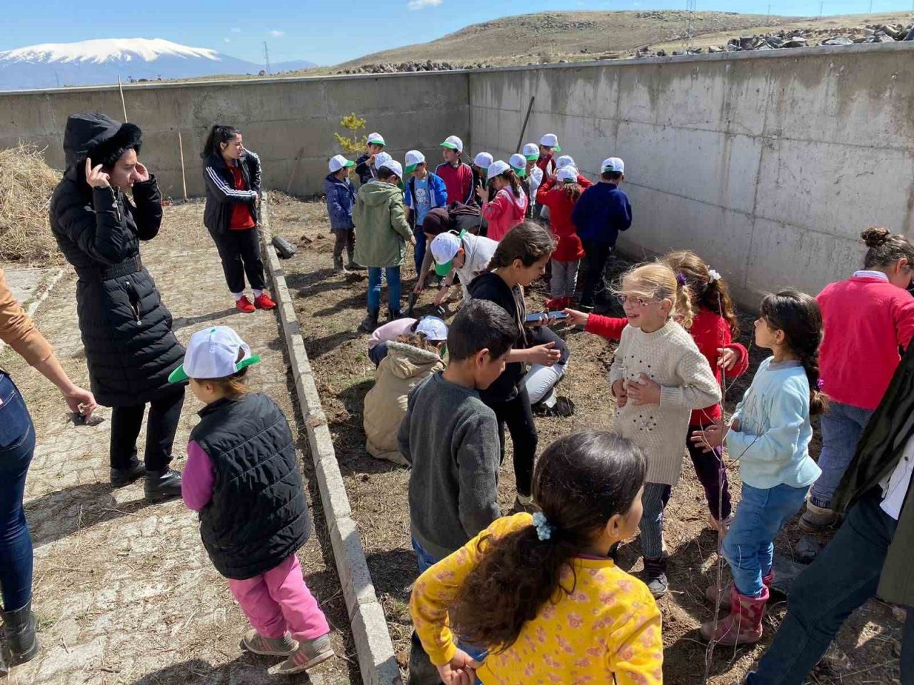 Minik öğrenciler fidanları toprakla buluşturdu