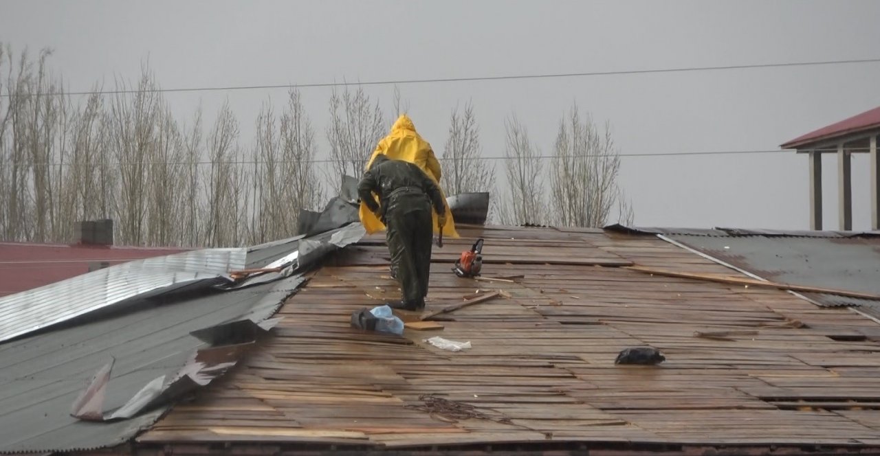 107 kilometre hıza ulaşan şiddetli fırtına çatıları uçurdu