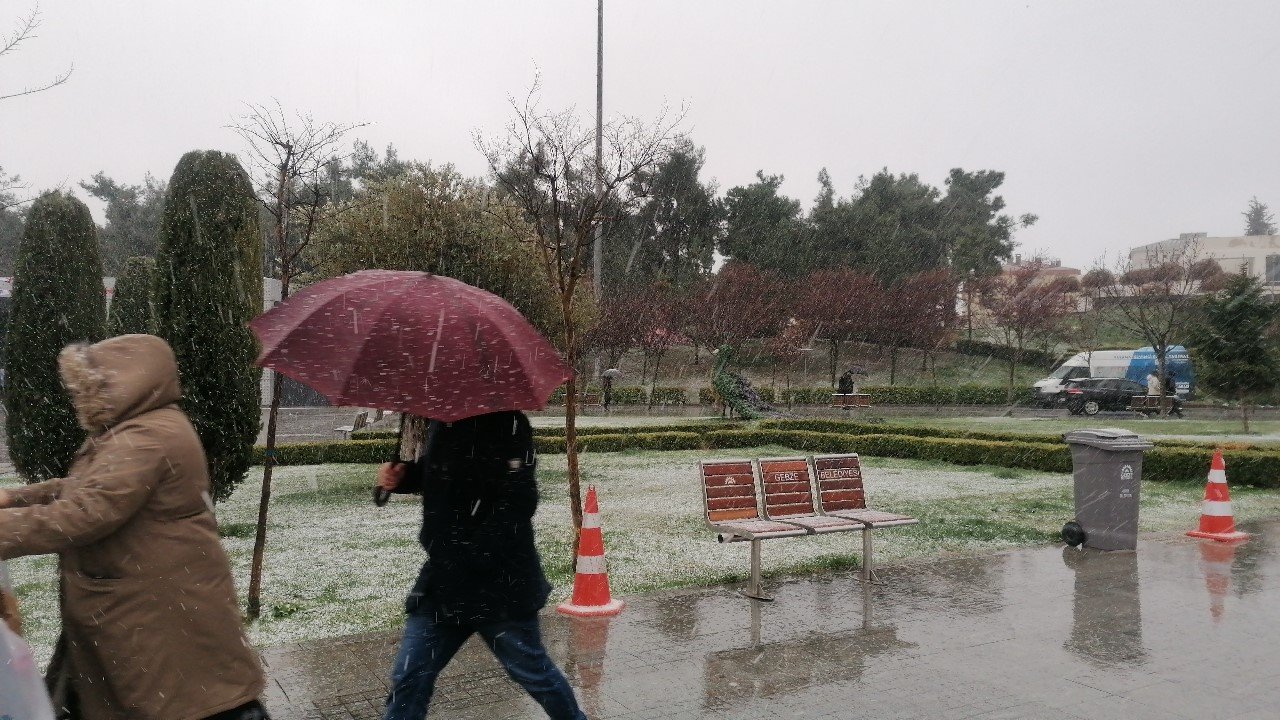 Yüksek kesimlerin ardından kent merkezlerinde de kar yağışı başladı