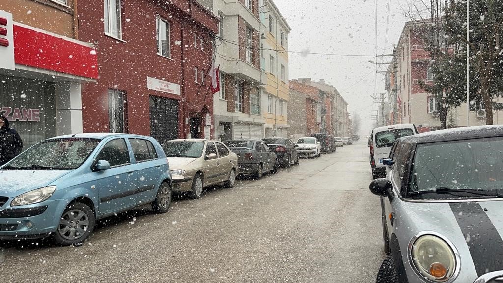Eskişehir’de aniden bastıran kar yağışı etkili oldu