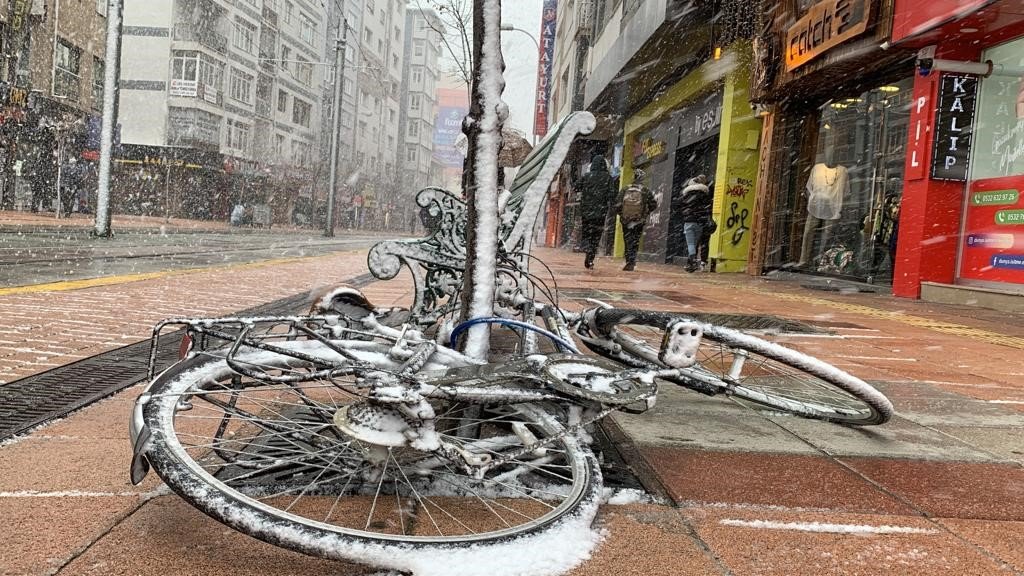Eskişehir’de aniden bastıran kar yağışı etkili oldu