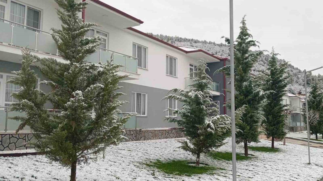 Hisarcık Esire Termal Turizm Merkezi beyaza büründü