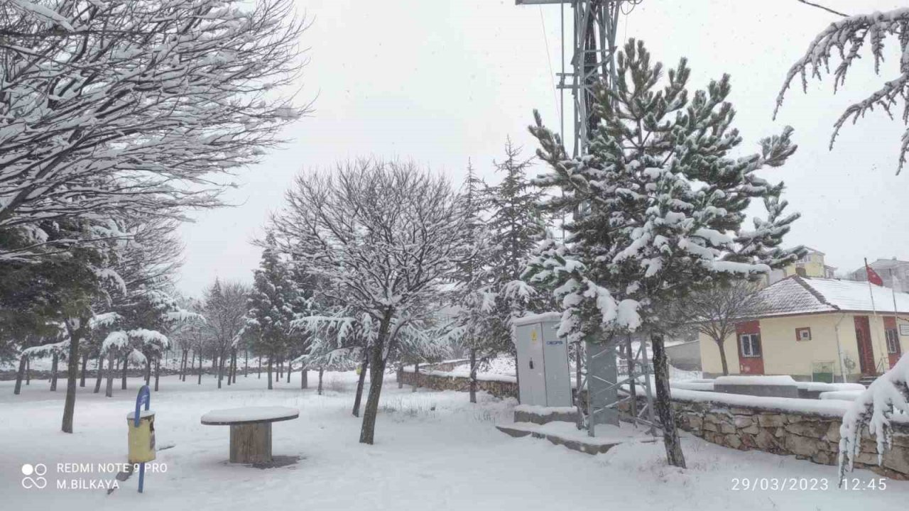 Hisarcık Karbasan köyünde kar kalınlığı 10 santimetreyi aştı