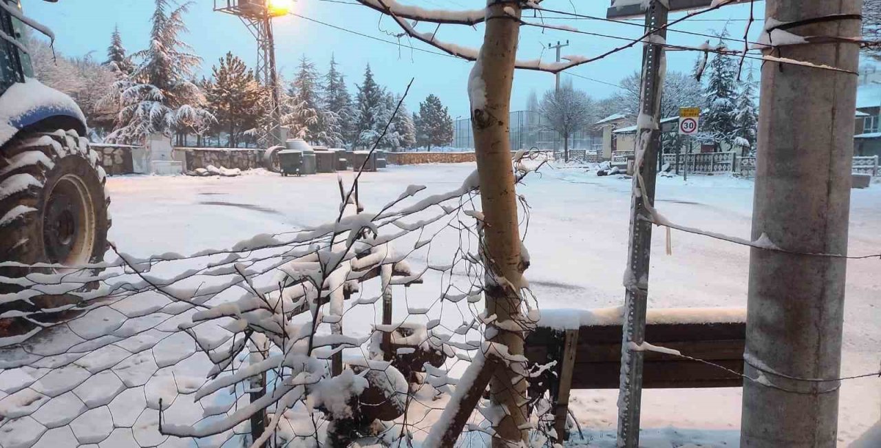 Hisarcık Karbasan köyünde kar kalınlığı 10 santimetreyi aştı