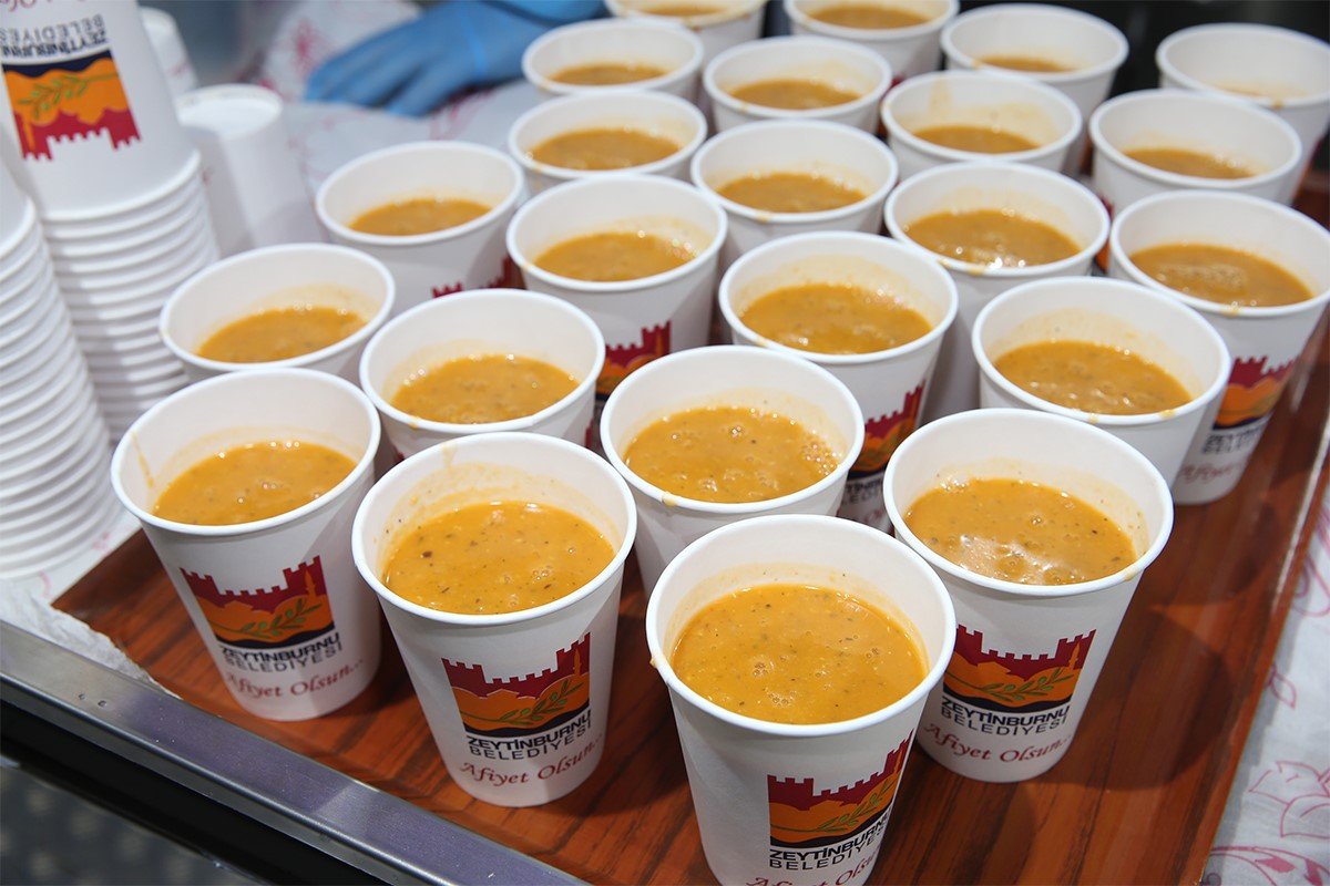 Zeytinburnu’nda iftarda çorba, yatsıda salep ikramı