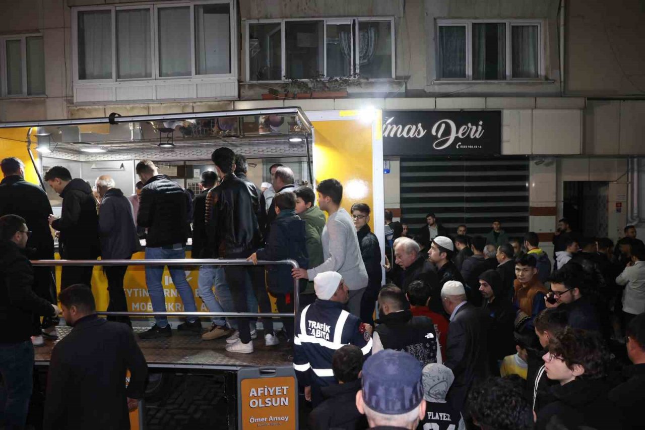Zeytinburnu’nda iftarda çorba, yatsıda salep ikramı