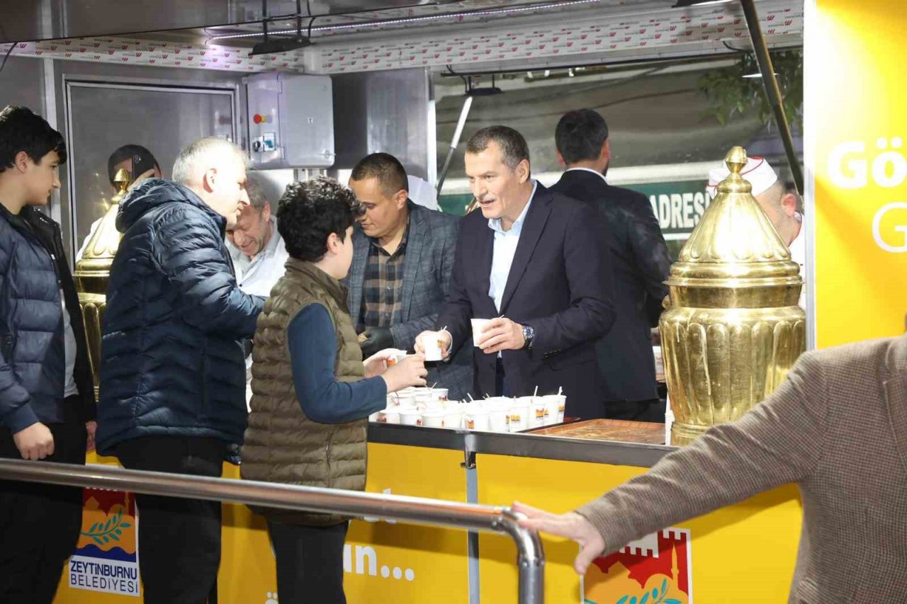 Zeytinburnu’nda iftarda çorba, yatsıda salep ikramı