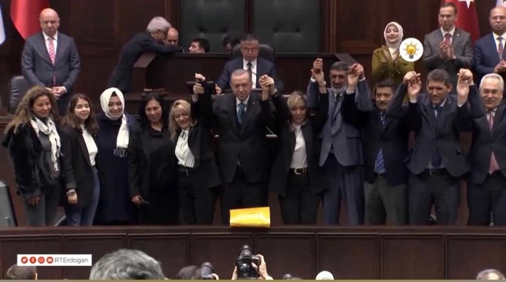 İYİ Parti’den istifa eden meclis üyesi AK Parti’ye katıldı