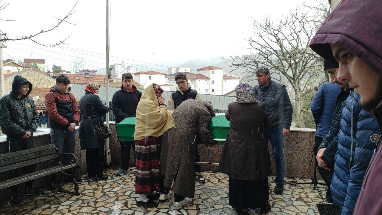 Oğlu tarafından bıçaklanarak öldürülen adam son yolculuğuna uğurlandı
