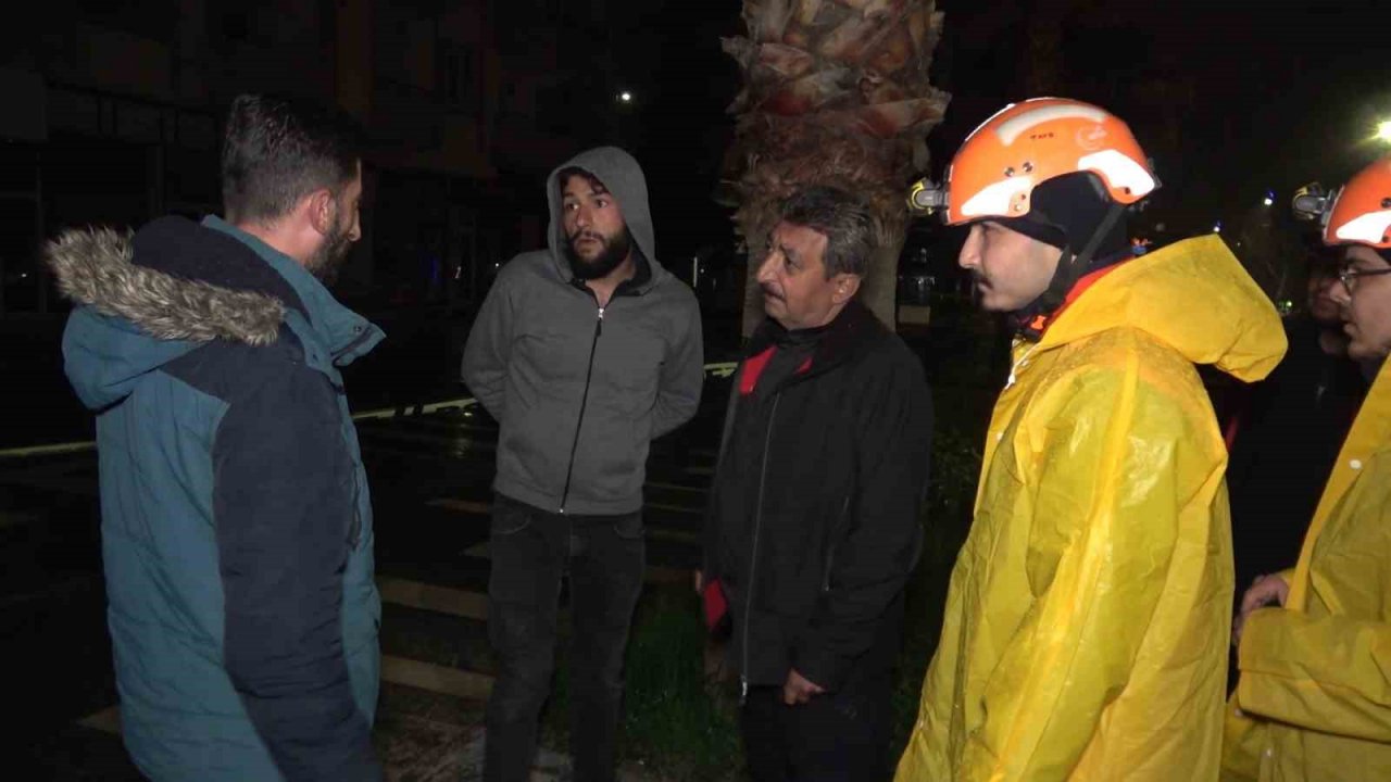 Kahramanmaraş’ta 11 katlı ağır hasarlı bina sallandı, ekipler alarma geçti