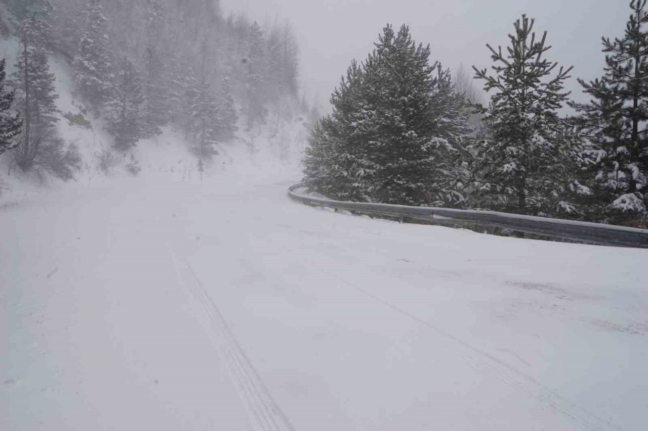 Ilgaz’da kara yakalanan sürücüler yolda kaldı