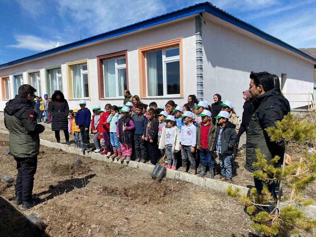 Minik öğrenciler fidanları toprakla buluşturdu