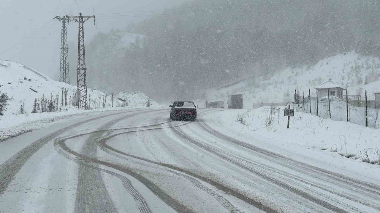 Ilgaz’da kara yakalanan sürücüler yolda kaldı
