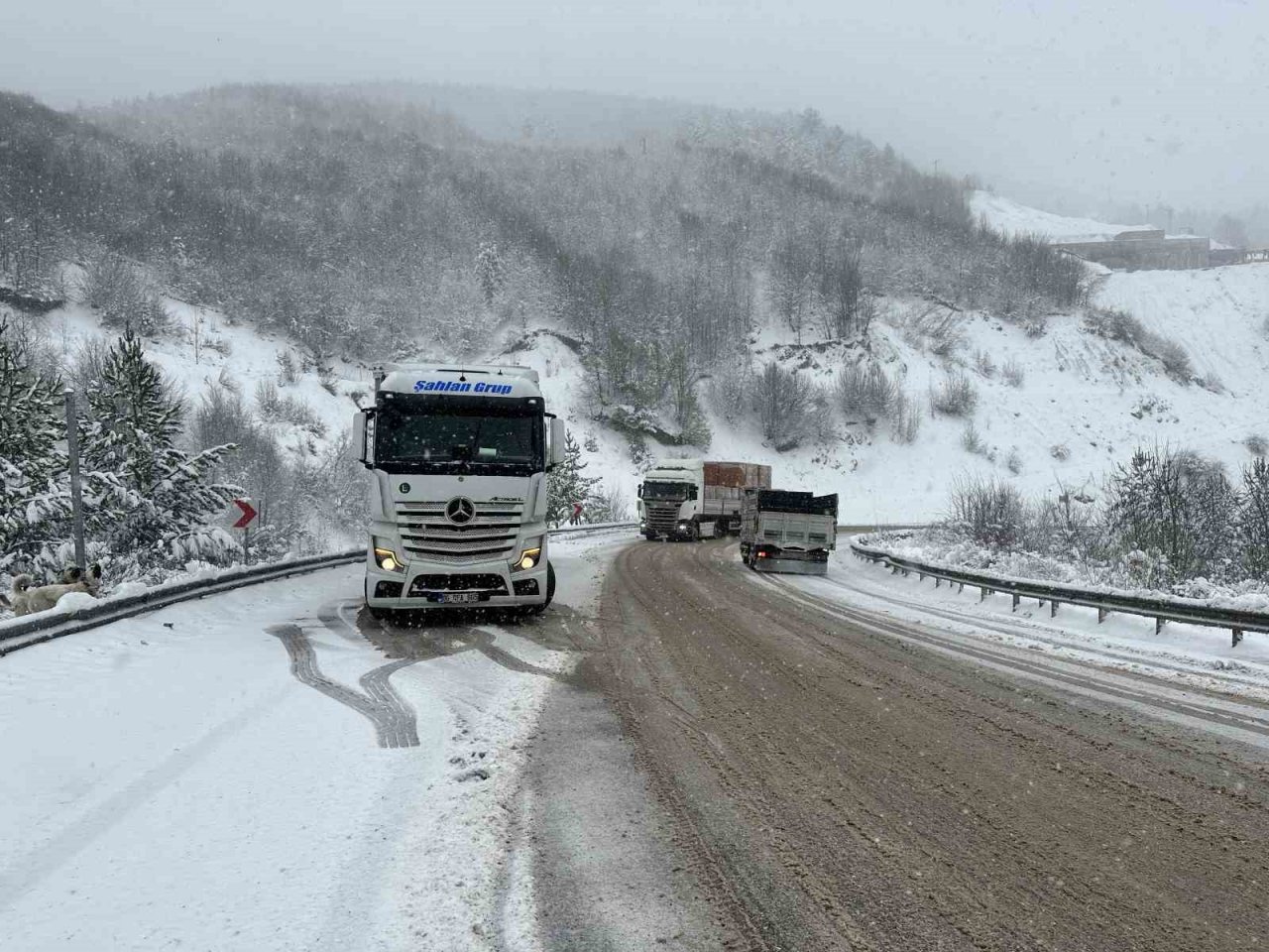 Ilgaz’da kara yakalanan sürücüler yolda kaldı