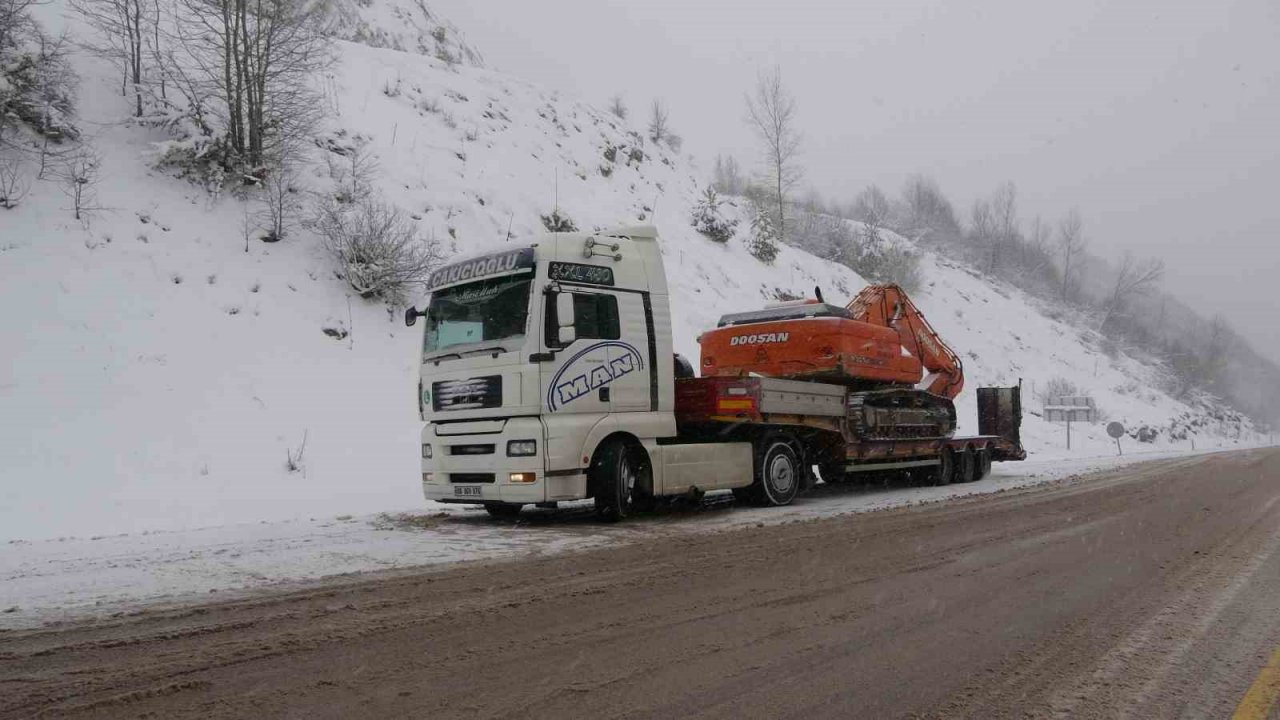 Ilgaz’da kara yakalanan sürücüler yolda kaldı